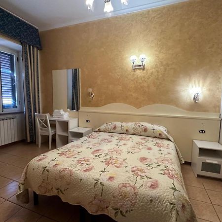 Hotel Near Termini Station Roma Exterior foto