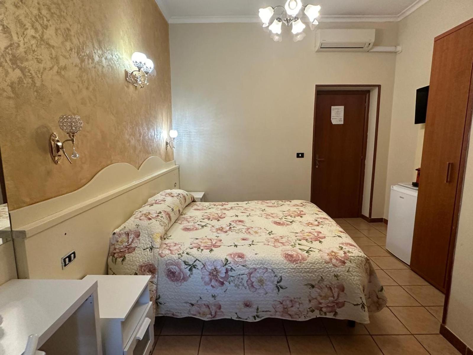 Hotel Near Termini Station Roma Exterior foto