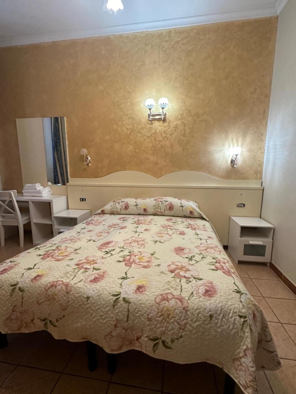 Hotel Near Termini Station Roma Exterior foto