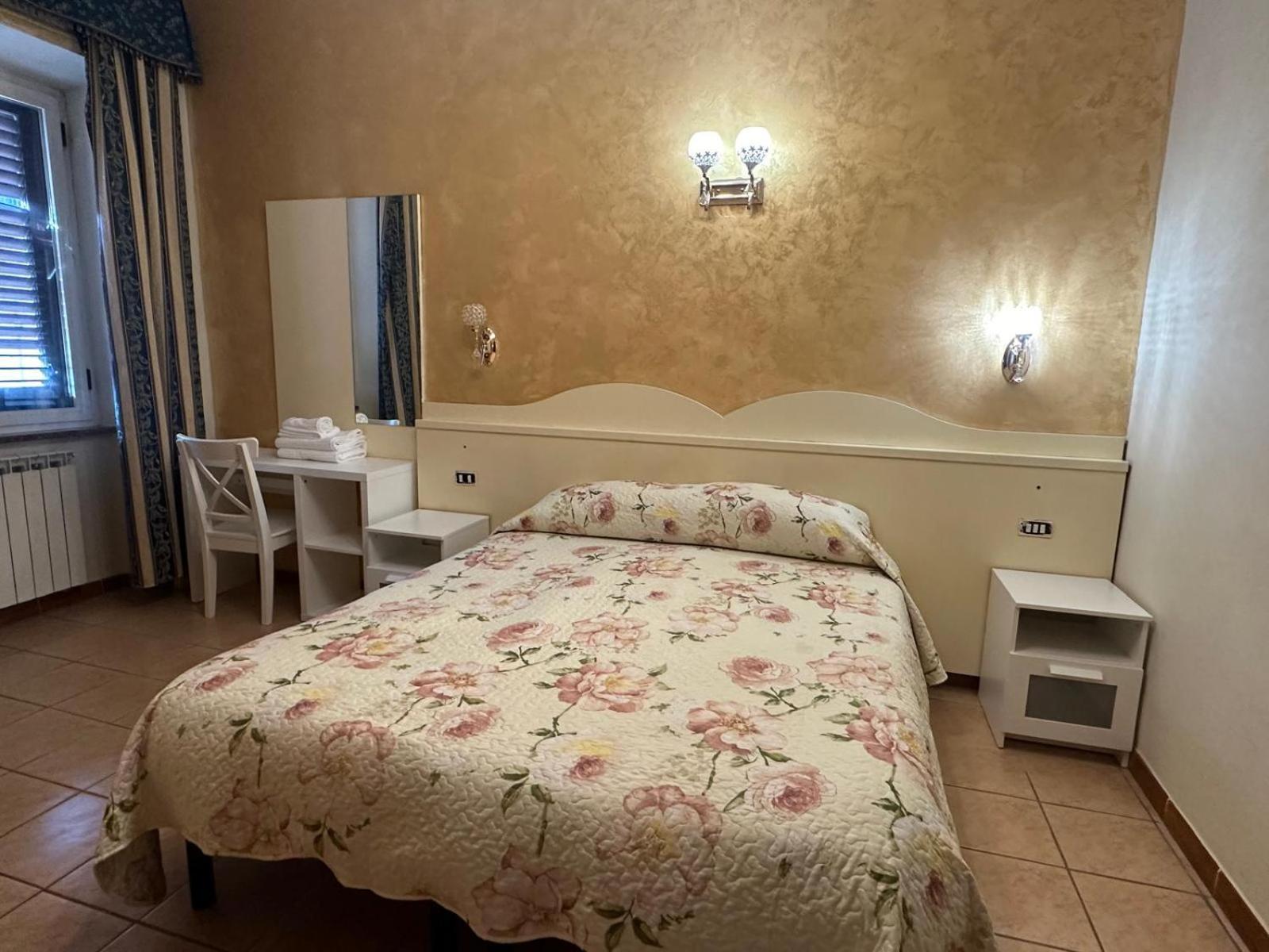 Hotel Near Termini Station Roma Exterior foto