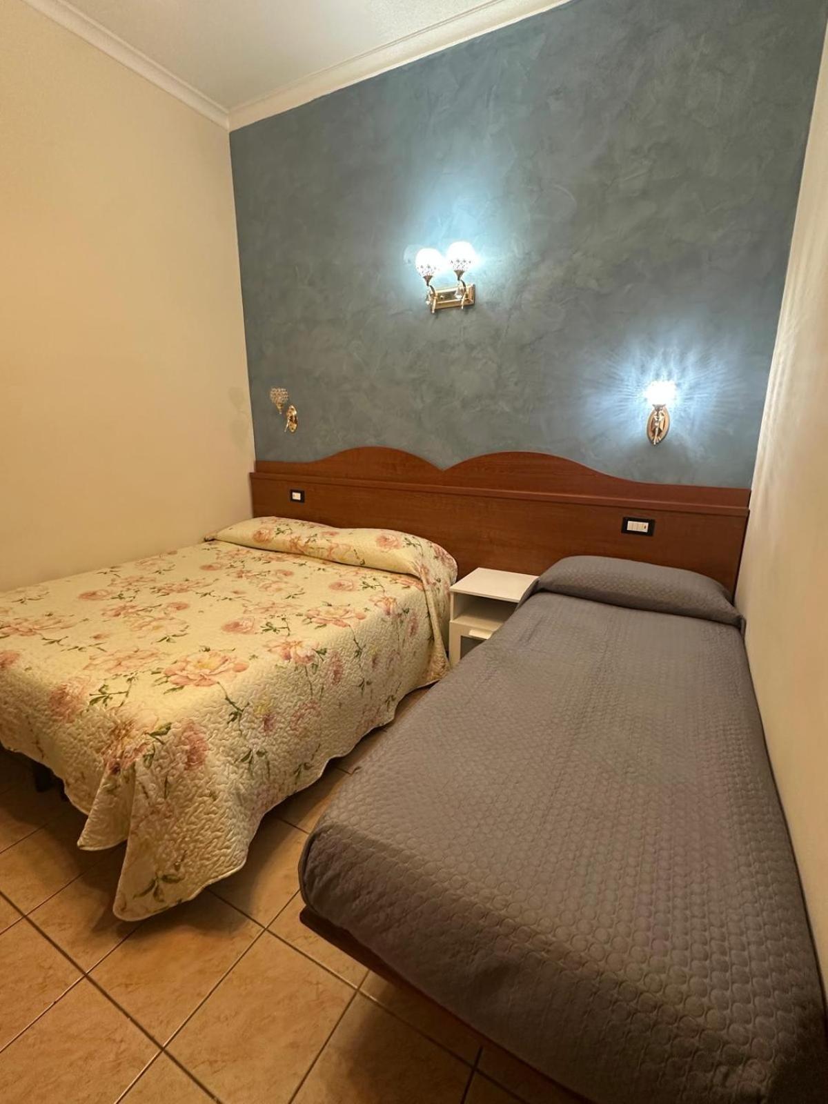 Hotel Near Termini Station Roma Exterior foto