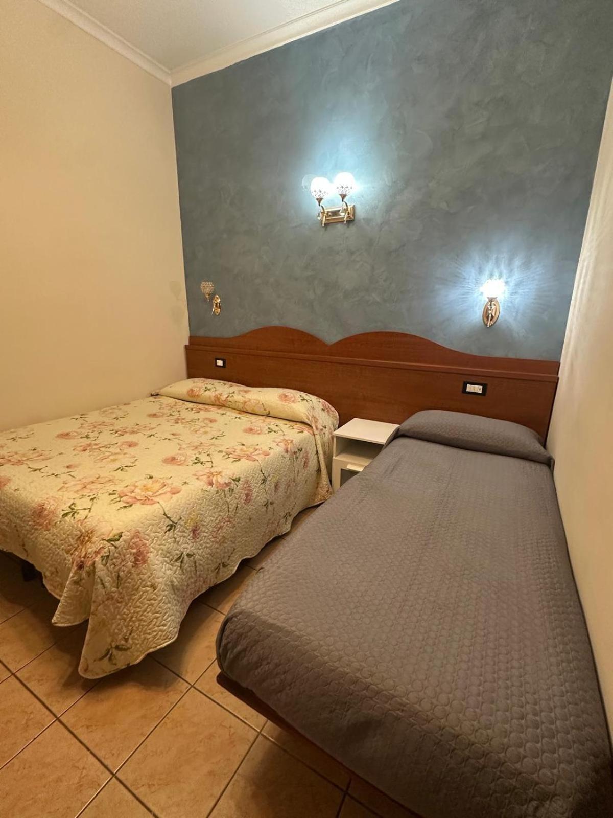 Hotel Near Termini Station Roma Exterior foto