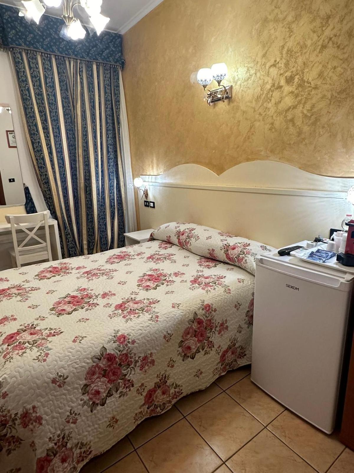 Hotel Near Termini Station Roma Exterior foto