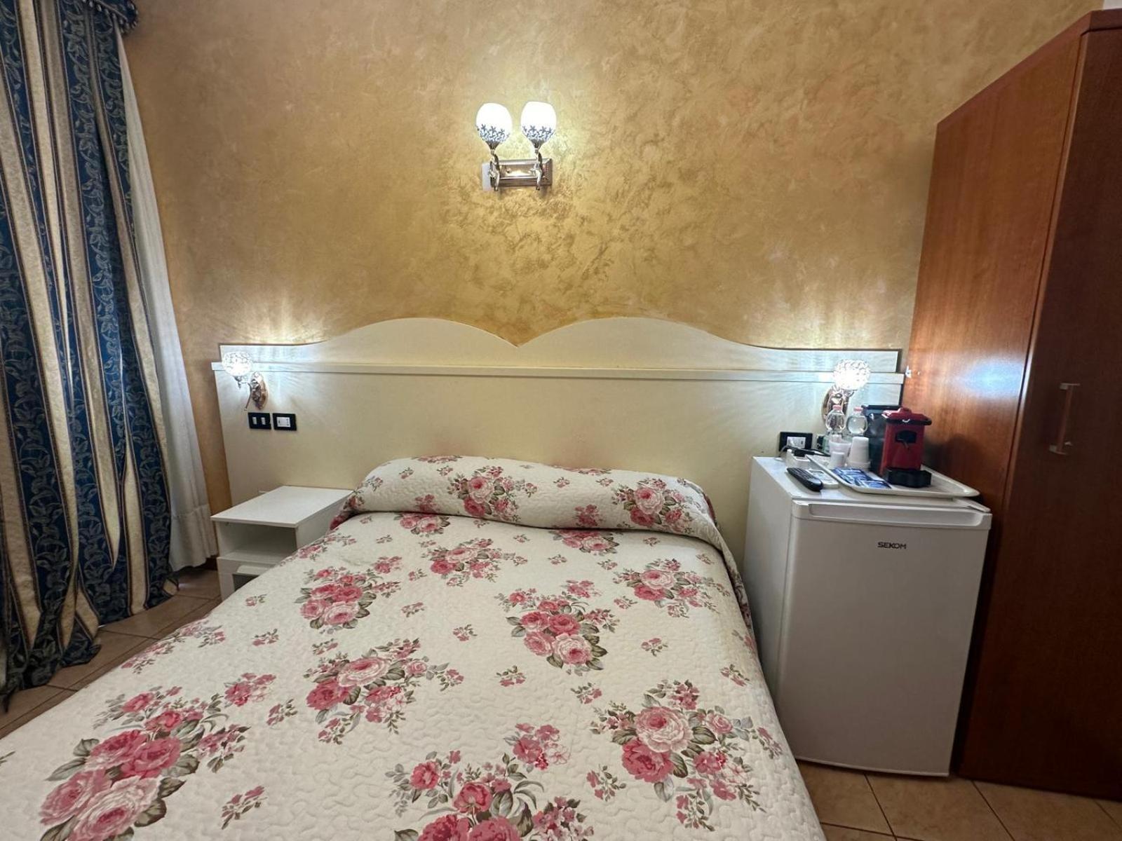 Hotel Near Termini Station Roma Exterior foto